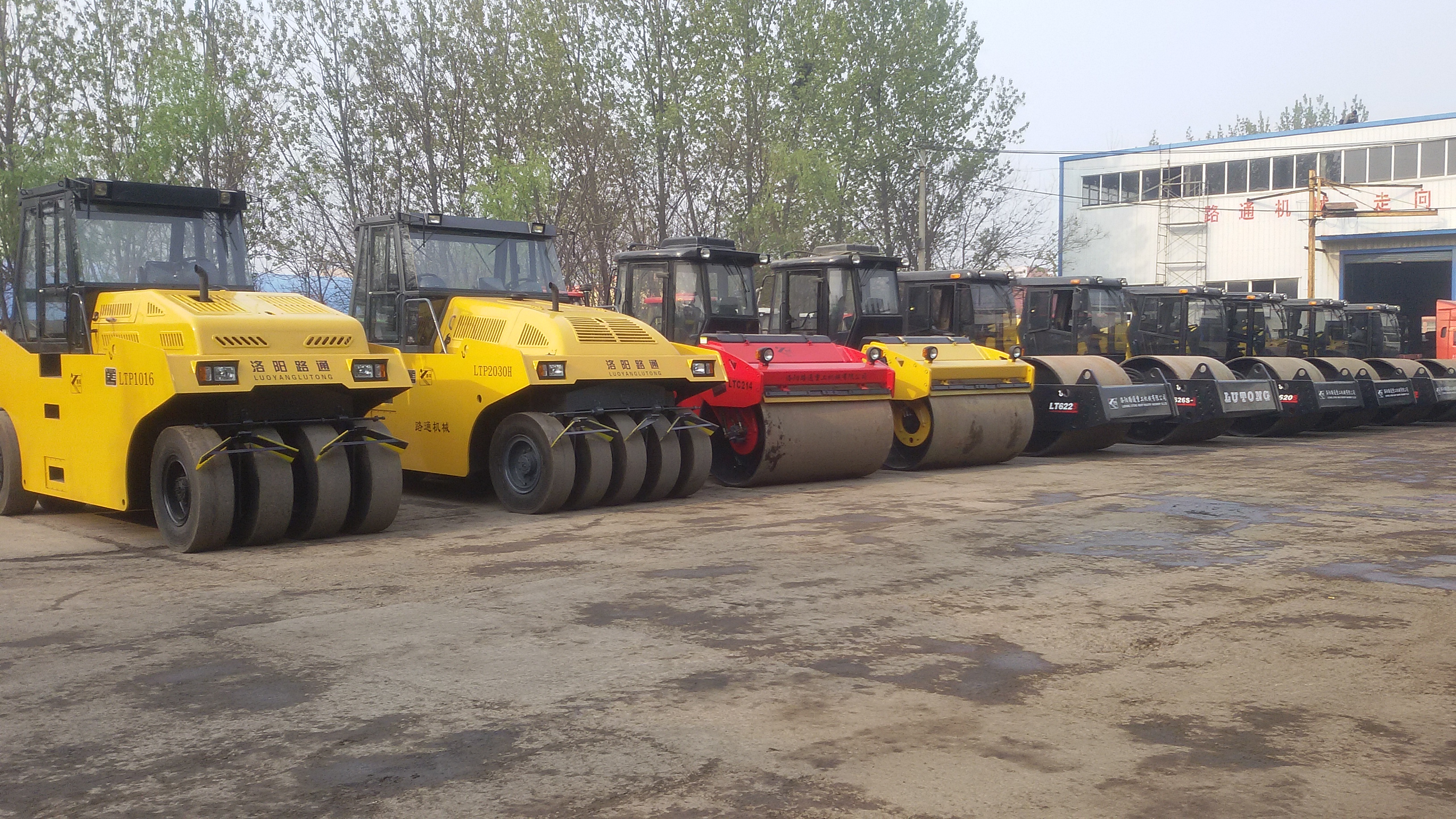 LT210B Single Drum Vibratory Roller – Power & Precision for Road Constructio